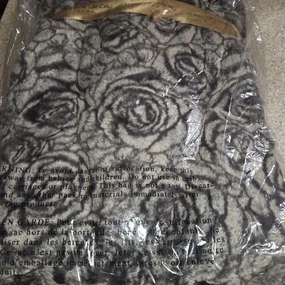 Adrienne Landau Home Luxury Faux Fur Plush Throw Blanket 50" x 70" Rose Detail - Picture 3 of 4